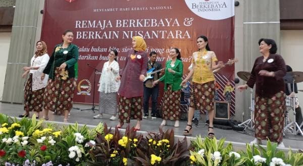 Perempuan Berkebaya Indonesia Ajak Perempuan Muda Berkebaya dan Berkain Nusantara Perempuan Berkebaya Indonesia Ajak Perempuan Muda Berkebaya dan Berkain Nusantara
