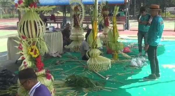 Unik, Ada Lomba Menghias Janur di Event Kemilau Pesona Bangka Selatan Sesion 2 Unik, Ada Lomba Menghias Janur di Event Kemilau Pesona Bangka Selatan Sesion 2