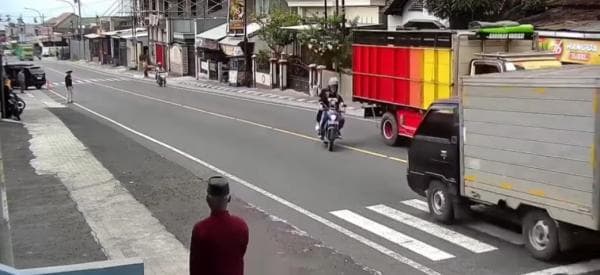 Rekaman CCTV Tunjukkan Detik-Detik Kecelakaan Sepeda Motor dan Mobil Boks di Parakan Temanggung Rekaman CCTV Tunjukkan Detik-Detik Kecelakaan Sepeda Motor dan Mobil Boks di Parakan Temanggung