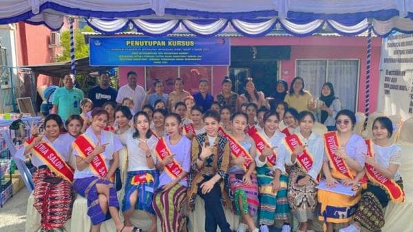 LKP Putria Salon Kupang Selesaikan Kursus Tata Kecantikan Rambut LKP Putria Salon Kupang Selesaikan Kursus Tata Kecantikan Rambut