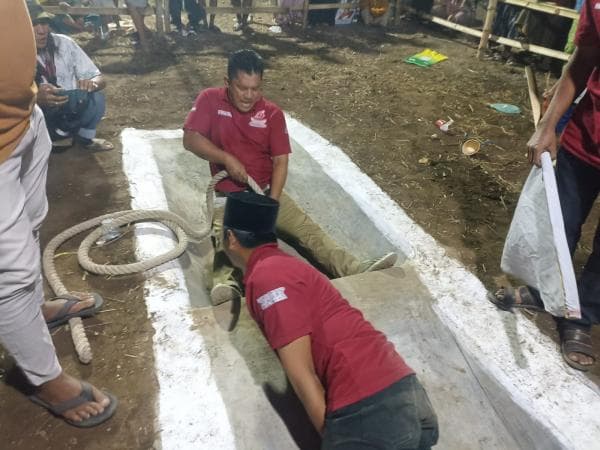 Lomba Tarik Tambang Warnai Kemeriahan HUT RI KE 79 Di Desa Karanggeger, Kabupaten Probolinggo Lomba Tarik Tambang Warnai Kemeriahan HUT RI KE 79 Di Desa Karanggeger, Kabupaten Probolinggo