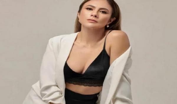 Viral Wulan Guritno Tampil Menggoda dengan Baju Tidur, Ini Pose Seksinya! Viral Wulan Guritno Tampil Menggoda dengan Baju Tidur, Ini Pose Seksinya!