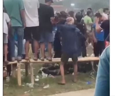 Viral Ricuh Sepak Bola Tarkam di Pekalongan, Anggota TNI Pingsan Terkena Lemparan Batu Viral Ricuh Sepak Bola Tarkam di Pekalongan, Anggota TNI Pingsan Terkena Lemparan Batu