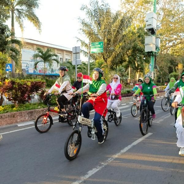 Gelar Sepeda Santai, Kehadiran Umi Rohmi Hebohkan CFD Udayana Gelar Sepeda Santai, Kehadiran Umi Rohmi Hebohkan CFD Udayana
