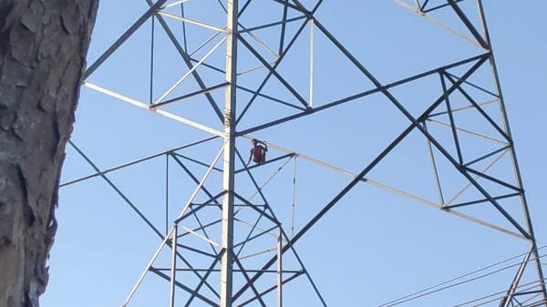 Diduga Depresi, Pemuda Nekat Panjat Tower Listrik Tegangan Tinggi Diduga Depresi, Pemuda Nekat Panjat Tower Listrik Tegangan Tinggi