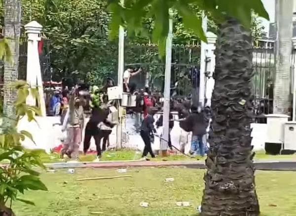 Tolak Revisi UU Pilkada, Massa Jebol Pagar DPR RI Tolak Revisi UU Pilkada, Massa Jebol Pagar DPR RI