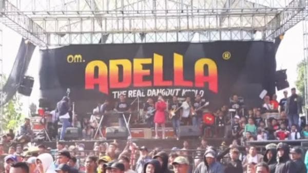 Ricuh, Penonton Saling Lempar Batu Saat Saksikan Hiburan Musik Dangdut di Tuban Ricuh, Penonton Saling Lempar Batu Saat Saksikan Hiburan Musik Dangdut di Tuban