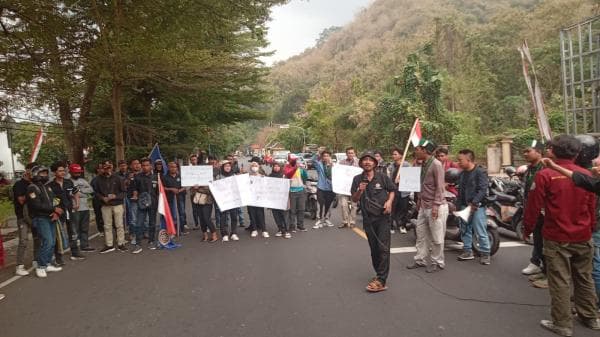 Demo Kawal Demokrasi, Mahasiswa Kota Banjar Blokir Jalan Nasional Demo Kawal Demokrasi, Mahasiswa Kota Banjar Blokir Jalan Nasional