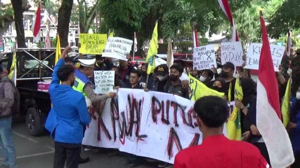 Demo Putusan MK, Mahasiswa Tolak Pemberian Coklat dan Minuman dari Polisi Demo Putusan MK, Mahasiswa Tolak Pemberian Coklat dan Minuman dari Polisi