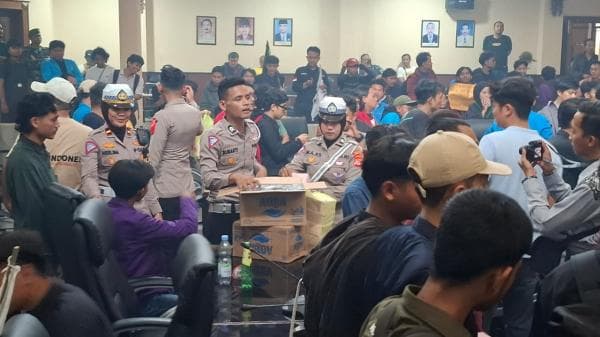 Polres Subang Bagikan Makanan Ringan ke Pendemo saat Unjuk Rasa Kawal Putusan MK Polres Subang Bagikan Makanan Ringan ke Pendemo saat Unjuk Rasa Kawal Putusan MK