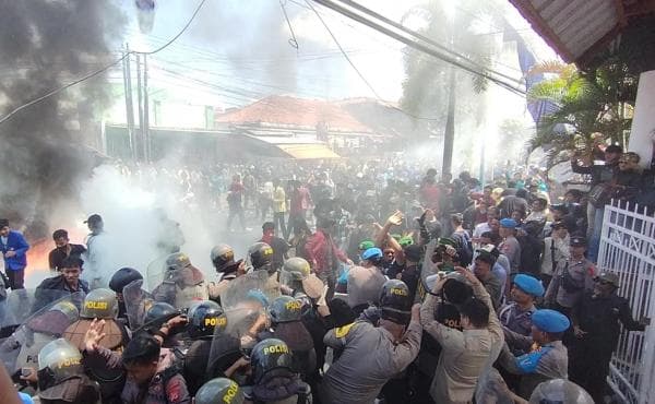 Aksi Demo di Kuningan Ricuh, Pintu Gerbang DPRD Nyaris Roboh Aksi Demo di Kuningan Ricuh, Pintu Gerbang DPRD Nyaris Roboh