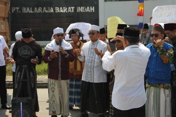 Tanda Syukur Pabrik Miras Disegel, Puluhan Santri dan Ulama Banten Gelar Doa Bersama Tanda Syukur Pabrik Miras Disegel, Puluhan Santri dan Ulama Banten Gelar Doa Bersama