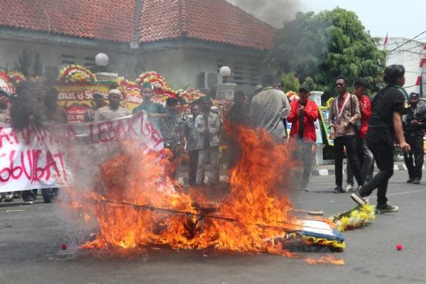 Demo di Pelantikan DPRD Lebak Ricuh, Massa Saling Dorong hingga Bakar Karangan Bunga Demo di Pelantikan DPRD Lebak Ricuh, Massa Saling Dorong hingga Bakar Karangan Bunga