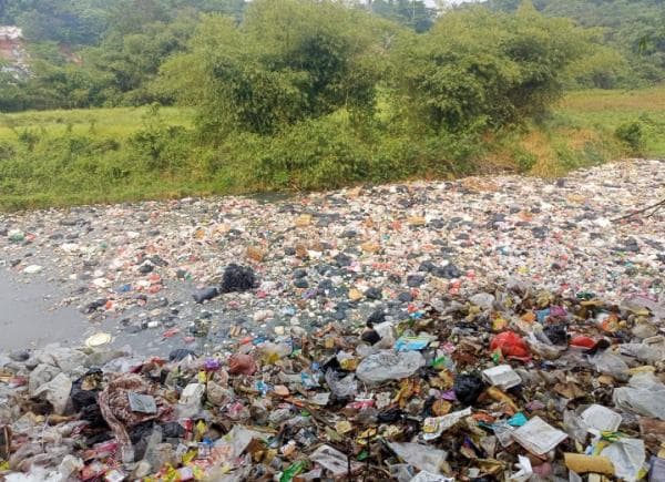 TPS Liar Muncul di Belakang SMAN 18 Kabupaten Tangerang, Kepsek : Bau dan Banyak Lalat TPS Liar Muncul di Belakang SMAN 18 Kabupaten Tangerang, Kepsek : Bau dan Banyak Lalat