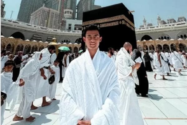 Kisah Haru Pratama Arhan Ibadah Umrah, Menangis saat Memegang dan Mencium Kabah Kisah Haru Pratama Arhan Ibadah Umrah, Menangis saat Memegang dan Mencium Kabah