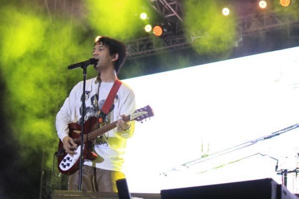 D'Masiv Suguhkan Aksi Panggung Spektakuler di Surabaya, Bikin Penonton Terharu D'Masiv Suguhkan Aksi Panggung Spektakuler di Surabaya, Bikin Penonton Terharu