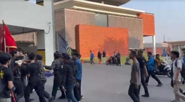 Sesama Mahasiwa Unpam Ribut di Kampus, Tak Terima Ada Aksi Mimbar Bebas saat Penerimaan Maba Sesama Mahasiwa Unpam Ribut di Kampus, Tak Terima Ada Aksi Mimbar Bebas saat Penerimaan Maba