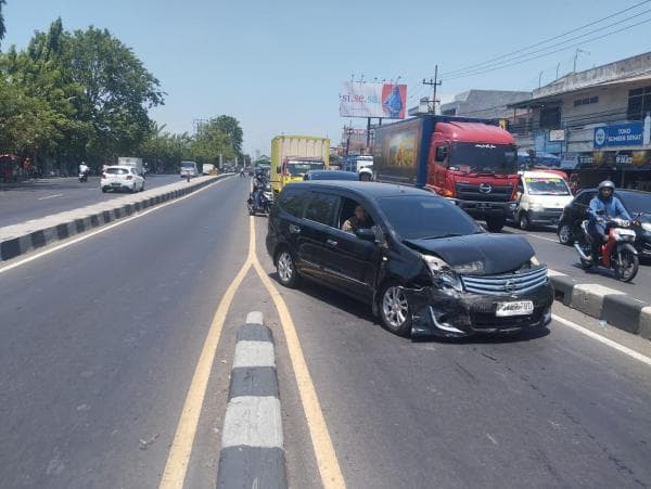 Tabrakan Beruntun di Flyover Waru, Tiga Mobil Ringsek Tabrakan Beruntun di Flyover Waru, Tiga Mobil Ringsek