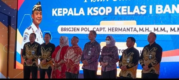Pisah Sambut Kepala Kantor KSOP Kelas I Banten, Brigjen Pol Hermanta Serahkan Jabatan Kepada Mukhlis Pisah Sambut Kepala Kantor KSOP Kelas I Banten, Brigjen Pol Hermanta Serahkan Jabatan Kepada Mukhlis