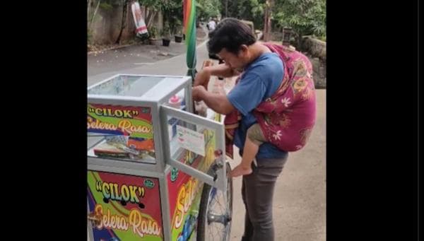 Pedagang Cilok Viral Gendong Anak Saat Berjualan, Banjir Doa dari Netizen Pedagang Cilok Viral Gendong Anak Saat Berjualan, Banjir Doa dari Netizen