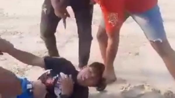 Viral Sepasang Kekasih di Tuban Dihajar Pria Tak Dikenal di Lokasi Wisata Pantai Viral Sepasang Kekasih di Tuban Dihajar Pria Tak Dikenal di Lokasi Wisata Pantai
