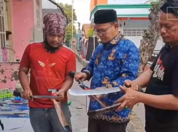 Kualitas Tinggi Golok Cilegon, Diproduksi Pandai Besi Wawan Citangkil Kualitas Tinggi Golok Cilegon, Diproduksi Pandai Besi Wawan Citangkil