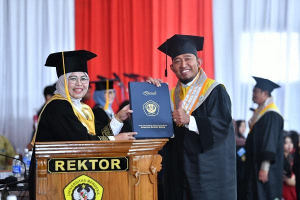 Raih Gelar Doktor Dengan Nilai Cumlaude, Ini Harapan Cak Fauzi Pada Generasi Muda Di Jatim Raih Gelar Doktor Dengan Nilai Cumlaude, Ini Harapan Cak Fauzi Pada Generasi Muda Di Jatim