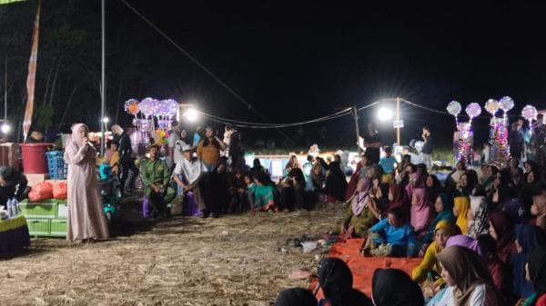 Ayu Assalasiyah Cawabup Way Kanan Sapa Masyarakat di Festival Layang - layang Pisang Indah Ayu Assalasiyah Cawabup Way Kanan Sapa Masyarakat di Festival Layang - layang Pisang Indah
