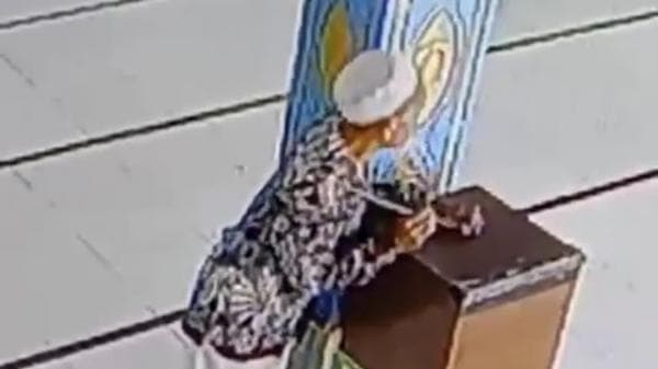 Kakek di Tuban Curi Uang Rp 26.000 Dari Kotak Amal Masjid, Modusnya Pakai Lidi Dilumuri Lem Kakek di Tuban Curi Uang Rp 26.000 Dari Kotak Amal Masjid, Modusnya Pakai Lidi Dilumuri Lem