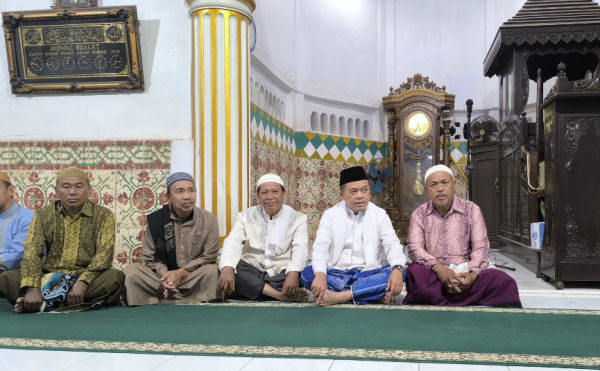 Al Haris Subuh Berjamaah Bersama Warga di Masjid Tua Bungo Al Haris Subuh Berjamaah Bersama Warga di Masjid Tua Bungo