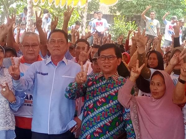 Romli Orasi Didepan Masyarakat Ujan Mas saat Kampanye Tatap Muka Cabup Ali Rahman Romli Orasi Didepan Masyarakat Ujan Mas saat Kampanye Tatap Muka Cabup Ali Rahman