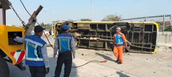 Bus Rombongan Guru Terguling di Tol Sumo, 1 Meninggal dunia dan 16 Luka-Luka Bus Rombongan Guru Terguling di Tol Sumo, 1 Meninggal dunia dan 16 Luka-Luka