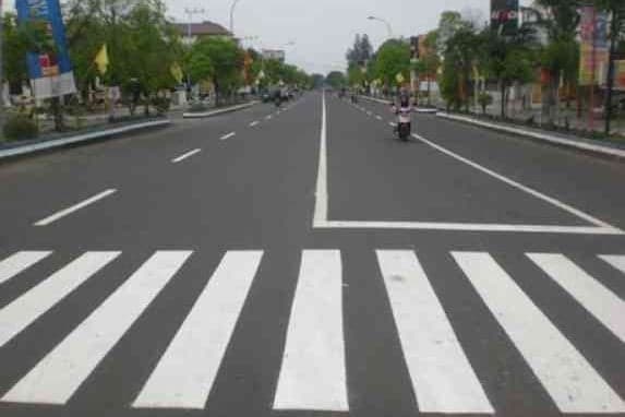 Simak! Ini Arti Garis Putih dan Kuning di Jalan Raya Simak! Ini Arti Garis Putih dan Kuning di Jalan Raya