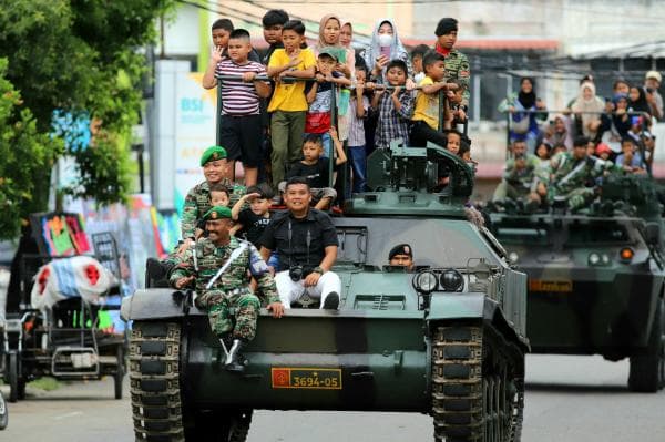 Wow! Warga Serbu Panser Anoa HUT ke 79 TNI di Korem Lhokseumawe Wow! Warga Serbu Panser Anoa HUT ke 79 TNI di Korem Lhokseumawe