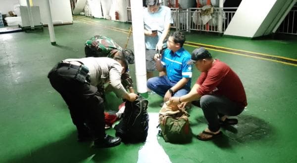 Sakit Hati Tak Mau Dijemput Anaknya di Pelabuhan, Seorang Pria Lompat ke Laut dari Atas Kapal Sakit Hati Tak Mau Dijemput Anaknya di Pelabuhan, Seorang Pria Lompat ke Laut dari Atas Kapal