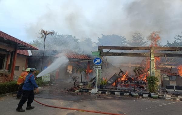 Diduga Korsleting Listrik, Pendopo Kantor Camat Bekasi Selatan Ludes Terbakar Diduga Korsleting Listrik, Pendopo Kantor Camat Bekasi Selatan Ludes Terbakar