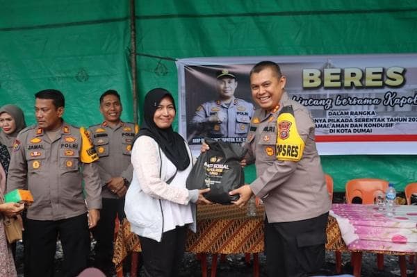 Berikan Bantuan Korban Kebakaran, AKBP Dhovan Minta Warga Jaga Kondusifitas Berikan Bantuan Korban Kebakaran, AKBP Dhovan Minta Warga Jaga Kondusifitas
