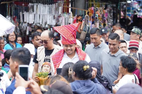 Bobby Nasution Belanja Sambil Tinjau Pasar Kabanjahe, Pedagang: Gubernur Kami Ganteng Banget Bobby Nasution Belanja Sambil Tinjau Pasar Kabanjahe, Pedagang: Gubernur Kami Ganteng Banget