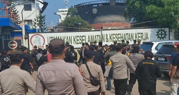 Aksi Demo Puluhan Nelayan di PT. HTS Polsek Puloampel Polres Cilegon Berikan Pengamanan Aksi Demo Puluhan Nelayan di PT. HTS Polsek Puloampel Polres Cilegon Berikan Pengamanan