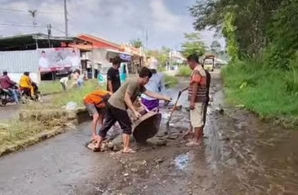 Warga Swadaya Perbaiki Jalan Rusak di Desa Tanjung Raya, Lampung Barat Warga Swadaya Perbaiki Jalan Rusak di Desa Tanjung Raya, Lampung Barat