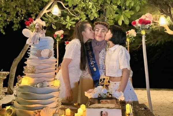 Ayu Ting Ting Meriahkan Ulang Tahun Ibu di Resor Mewah! Sewa Pulau Pribadi, Berapa Total Biayanya? Ayu Ting Ting Meriahkan Ulang Tahun Ibu di Resor Mewah! Sewa Pulau Pribadi, Berapa Total Biayanya?