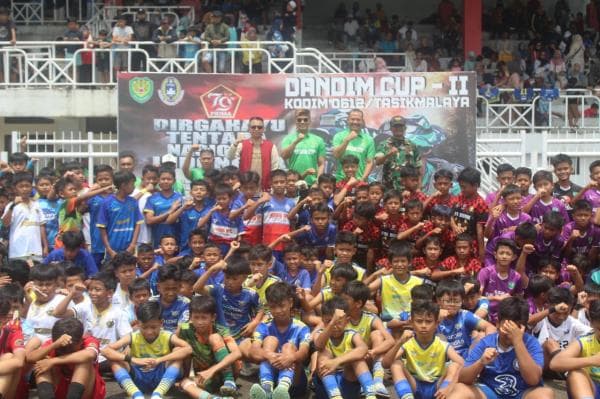 Kodim 0612 Tasikmalaya Gelar Turnamen Sepak Bola Dandim Cup untuk Meriahkan HUT TNI ke-79 Kodim 0612 Tasikmalaya Gelar Turnamen Sepak Bola Dandim Cup untuk Meriahkan HUT TNI ke-79
