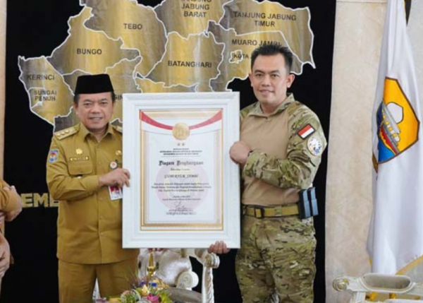 Al Haris Pernah Terima Penghargaan dari Densus 88 Anti Teror Polri Al Haris Pernah Terima Penghargaan dari Densus 88 Anti Teror Polri