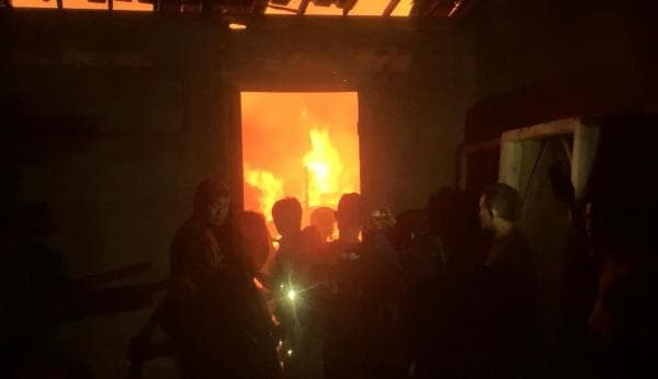 Kebakaran Hari Ini, Toko Kayu di Ponorogo Terbakar hingga Nyaris Merembet Bangunan Bank Kebakaran Hari Ini, Toko Kayu di Ponorogo Terbakar hingga Nyaris Merembet Bangunan Bank