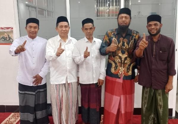 Dapatkan Dukungan dari Alumni Ruhul Fata Seulimum, Haji Syibral Malasyi : Kita Satu untuk Semua Dapatkan Dukungan dari Alumni Ruhul Fata Seulimum, Haji Syibral Malasyi : Kita Satu untuk Semua