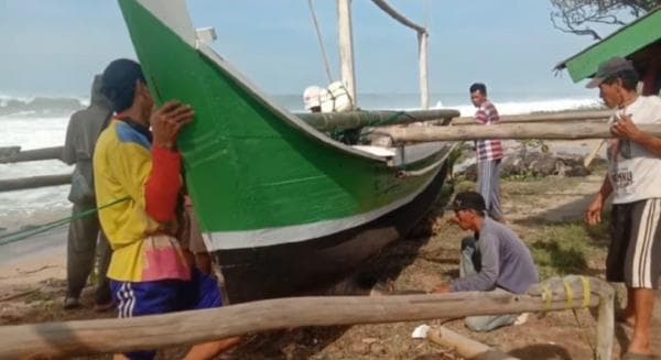 Detik-detik Mencekam! Ombak Besar Terjang Pantai Cipunaga Cihara, Warga Berjuang Selamatkan Perahu! Detik-detik Mencekam! Ombak Besar Terjang Pantai Cipunaga Cihara, Warga Berjuang Selamatkan Perahu!