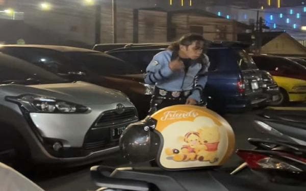 Aksi Tukang Parkir Mirip Michael Jackson di Kawasan Jaksel Bikin Warganet Salah Fokus Aksi Tukang Parkir Mirip Michael Jackson di Kawasan Jaksel Bikin Warganet Salah Fokus