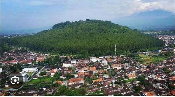 Gunung Tidar: Paku Tanah Jawa yang Menyimpan Sejuta Kisah dan Makna" Gunung Tidar: Paku Tanah Jawa yang Menyimpan Sejuta Kisah dan Makna"