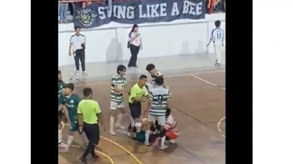 Viral Aksi Brutal Kiper Futsal UNS Tendang Leher Pemain Lawan hingga Dilarikan ke Rumah Sakit Viral Aksi Brutal Kiper Futsal UNS Tendang Leher Pemain Lawan hingga Dilarikan ke Rumah Sakit