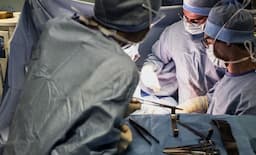 Dokter Temukan Hampir 100 Barang dalam Perut Pasien Ini, dari Earphone hingga Gelang dan Peniti